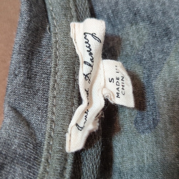 June and Delaney Women's Long Sleeve Camo Sweatshirt Size Small - Picture 5 of 7